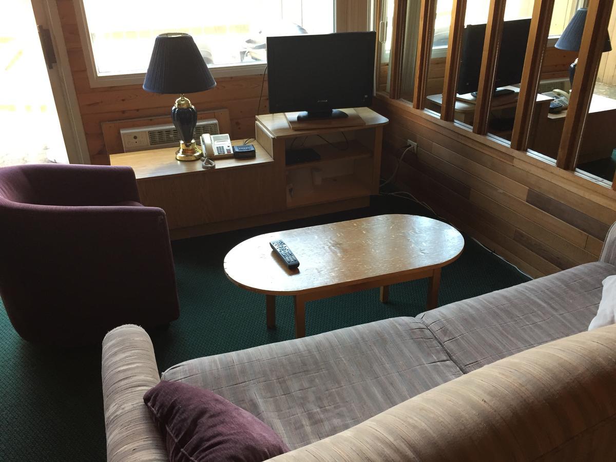 Falcon Lake Hotel Экстерьер фото