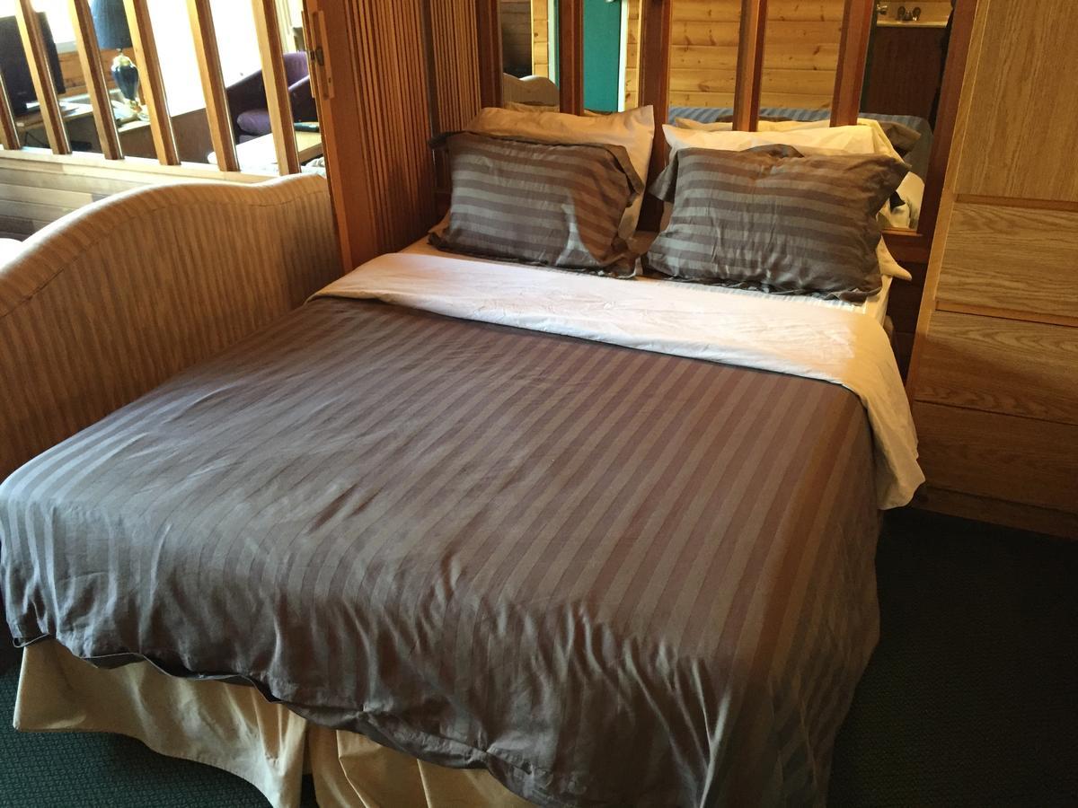 Falcon Lake Hotel Экстерьер фото