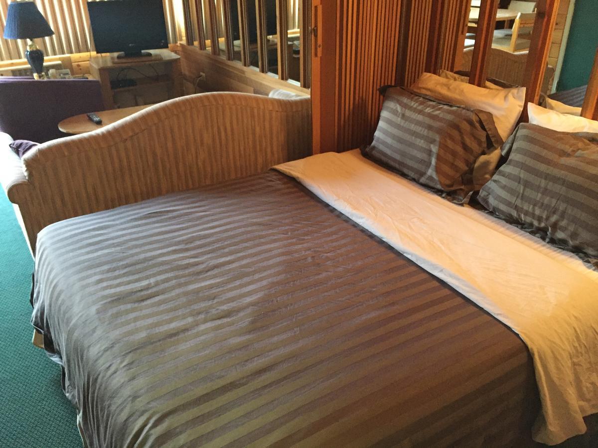 Falcon Lake Hotel Экстерьер фото