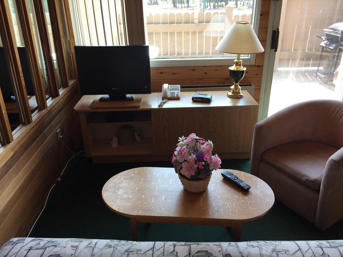 Falcon Lake Hotel Экстерьер фото