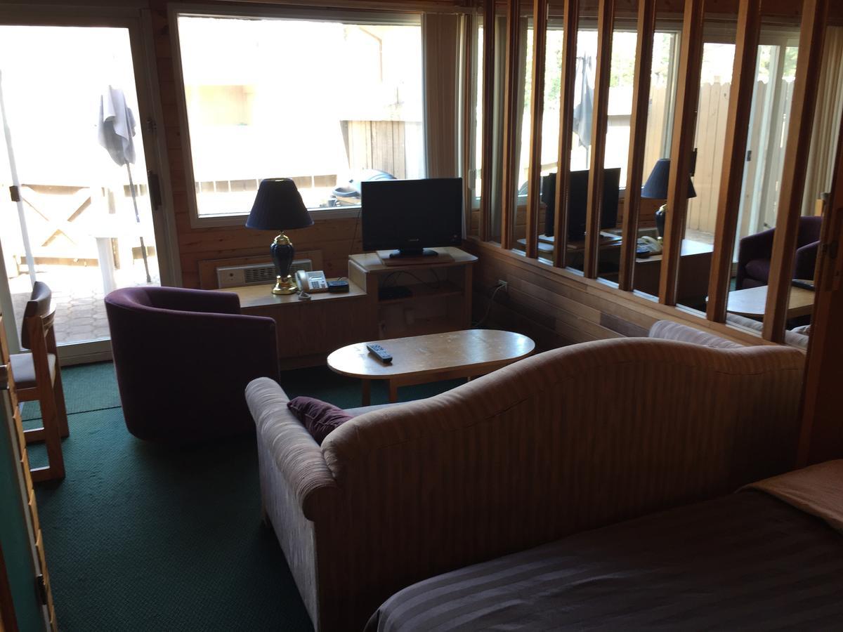 Falcon Lake Hotel Экстерьер фото