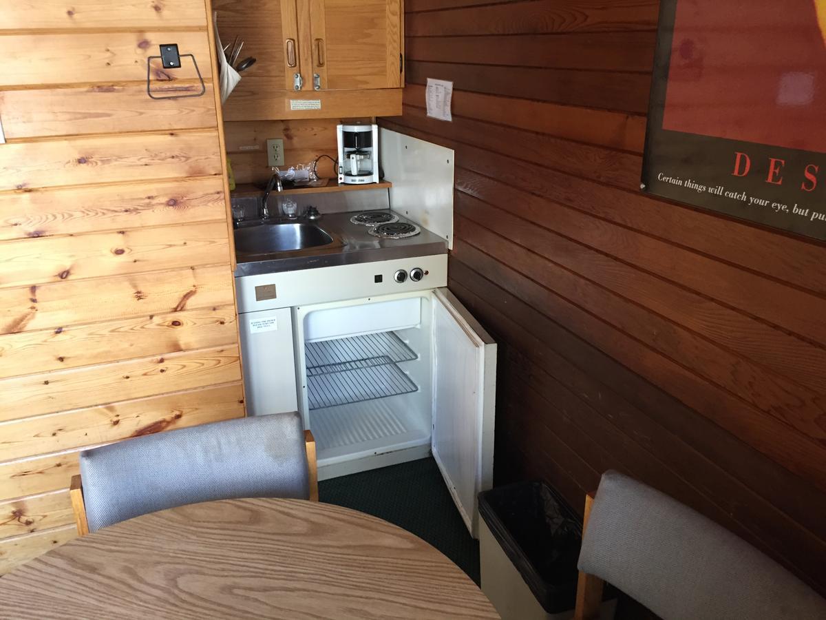 Falcon Lake Hotel Экстерьер фото