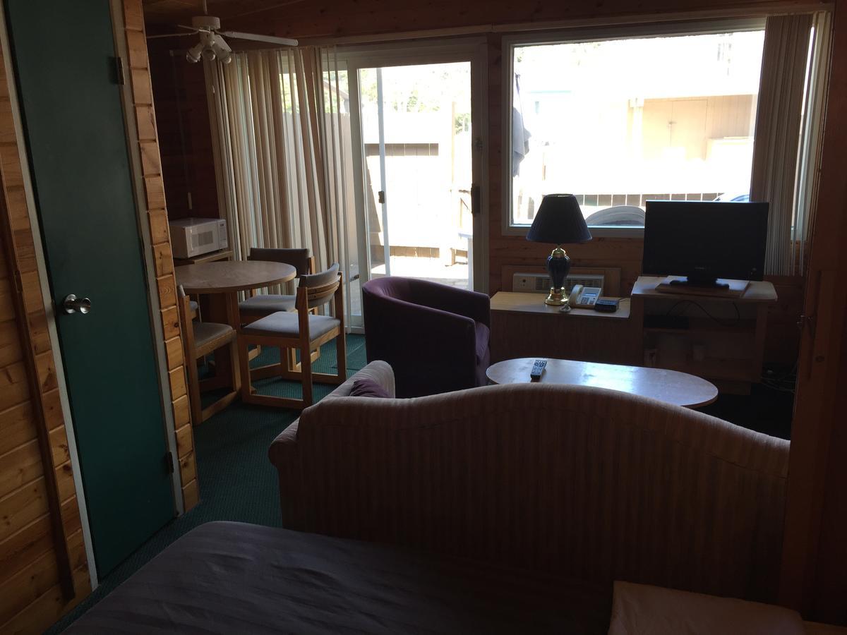 Falcon Lake Hotel Экстерьер фото