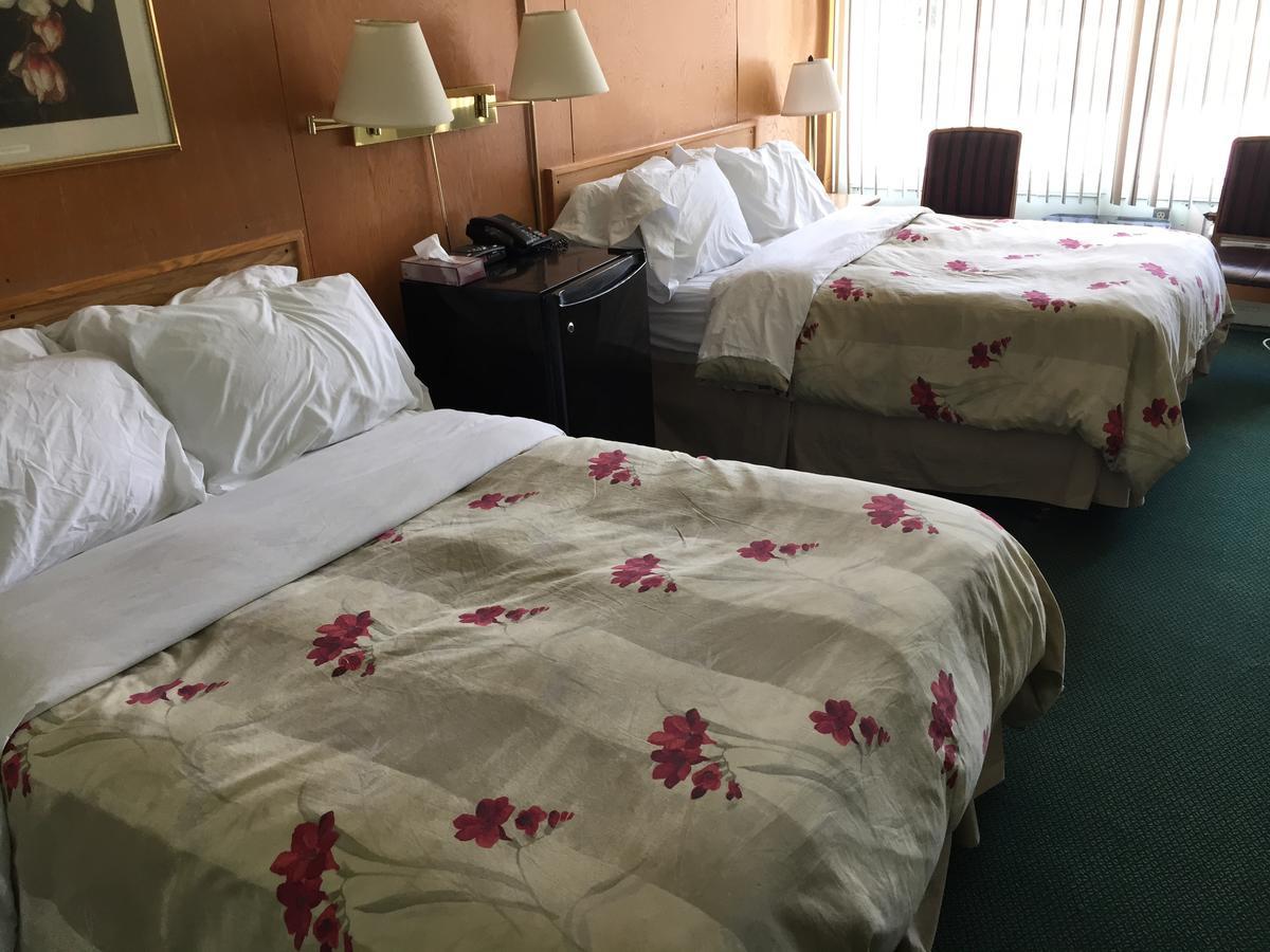 Falcon Lake Hotel Экстерьер фото
