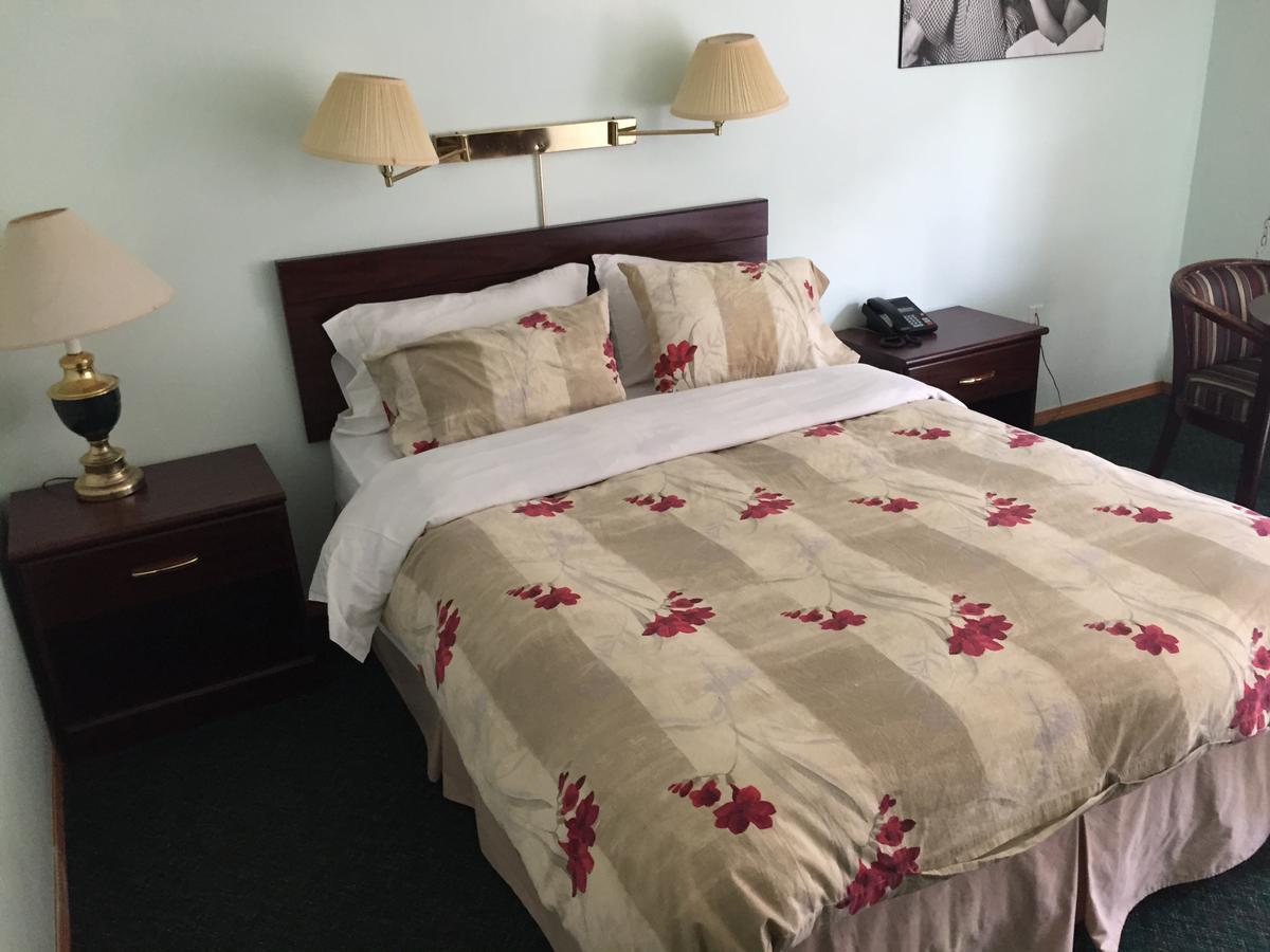 Falcon Lake Hotel Экстерьер фото