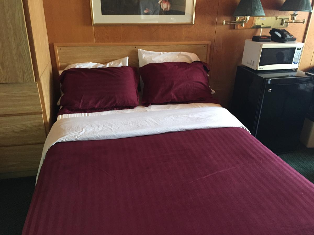Falcon Lake Hotel Экстерьер фото