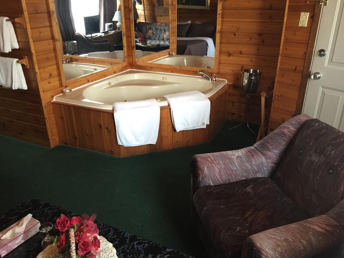 Falcon Lake Hotel Экстерьер фото