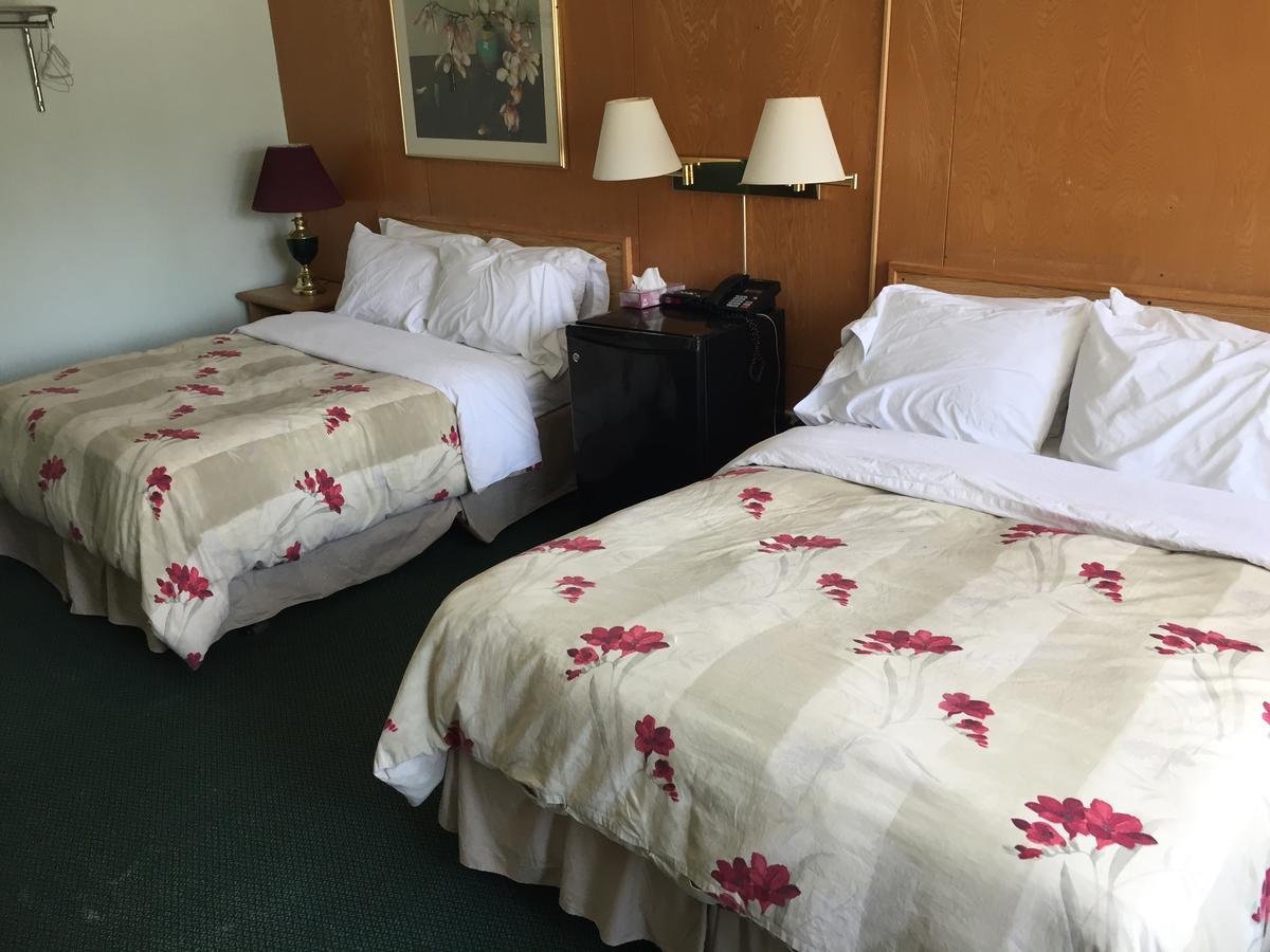 Falcon Lake Hotel Экстерьер фото