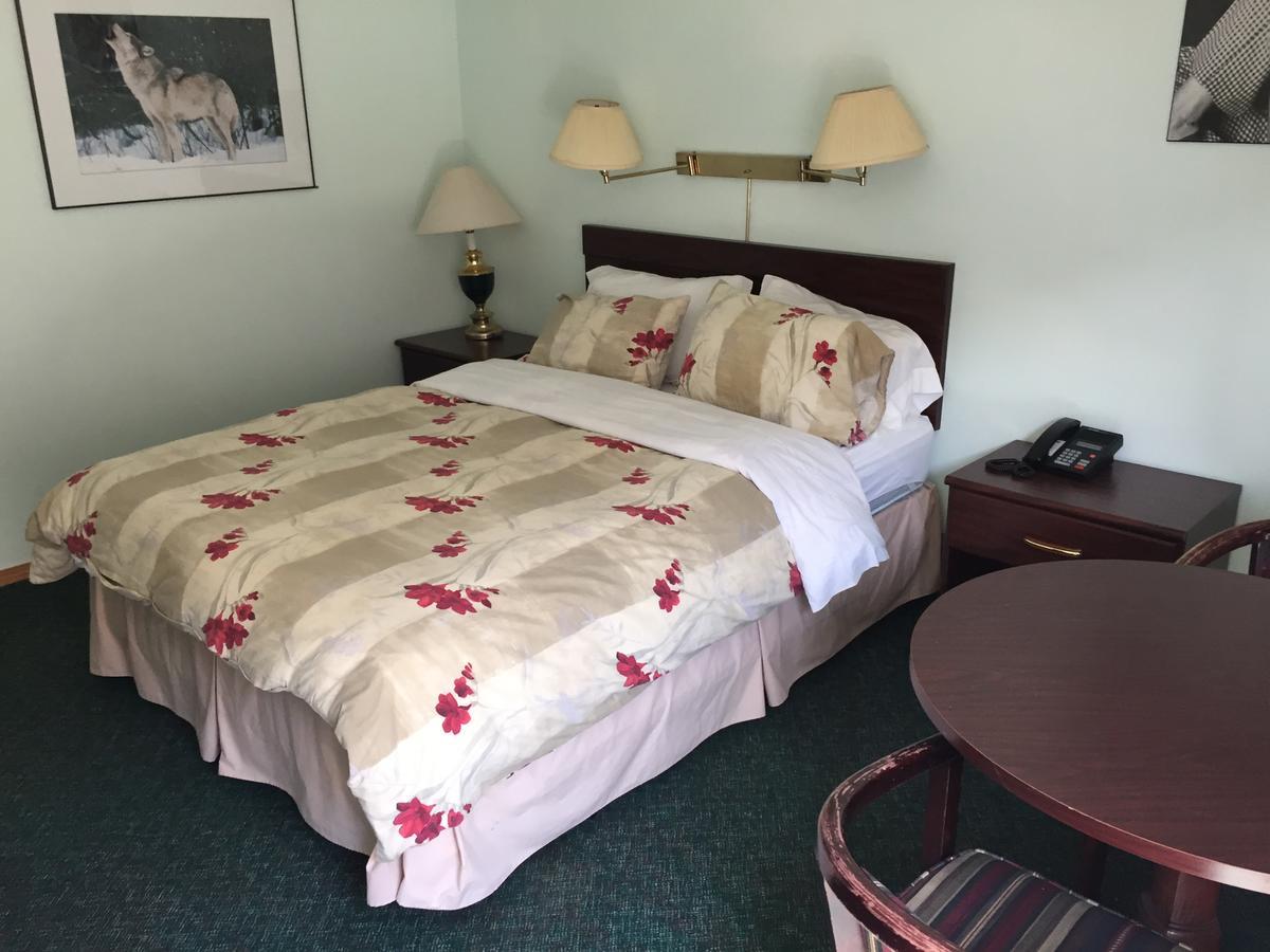 Falcon Lake Hotel Экстерьер фото