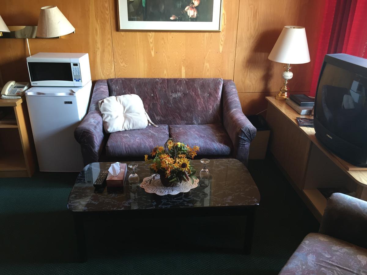 Falcon Lake Hotel Экстерьер фото