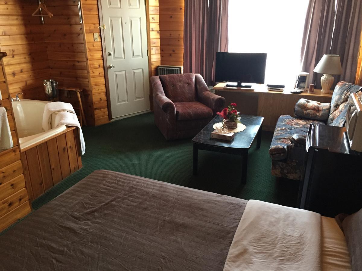 Falcon Lake Hotel Экстерьер фото