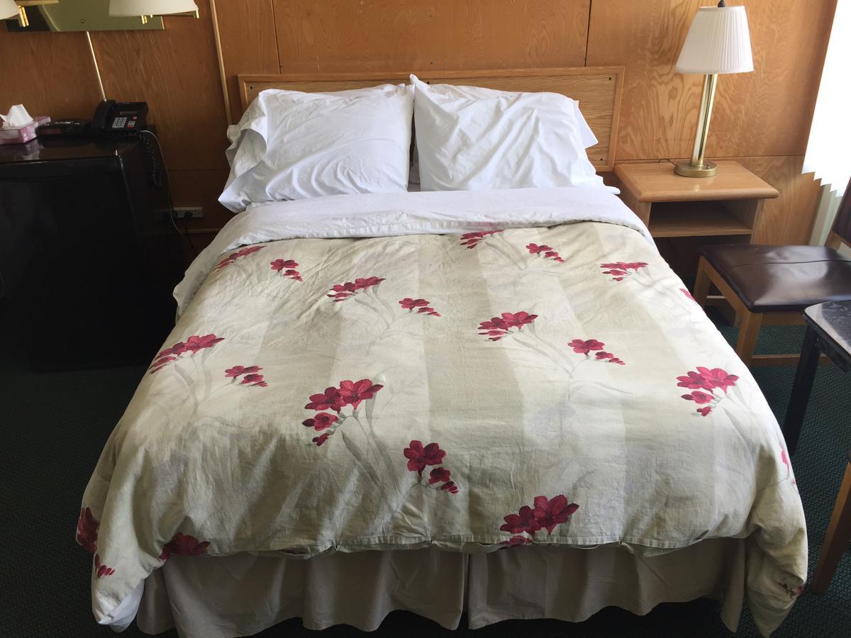 Falcon Lake Hotel Экстерьер фото