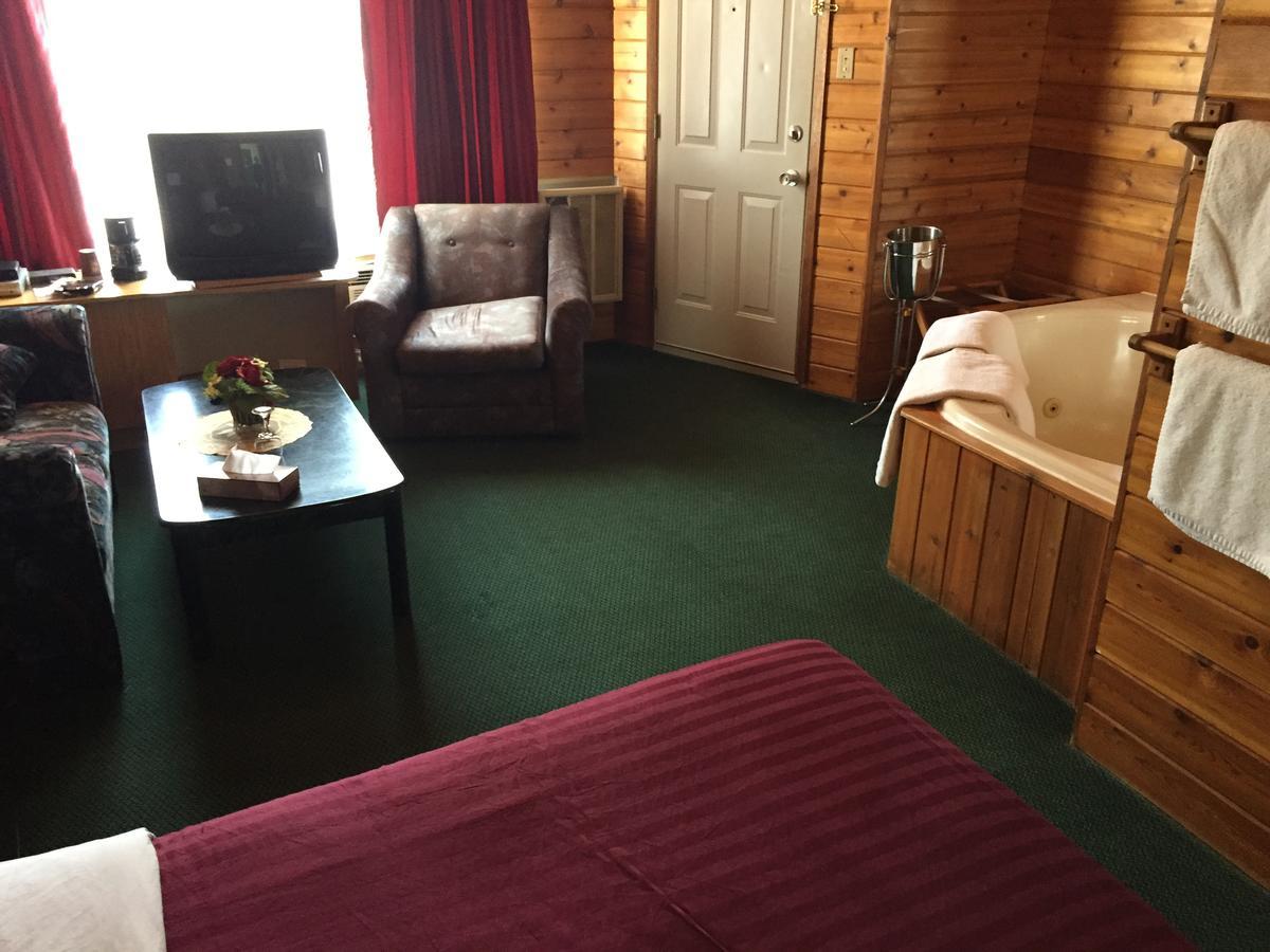 Falcon Lake Hotel Экстерьер фото