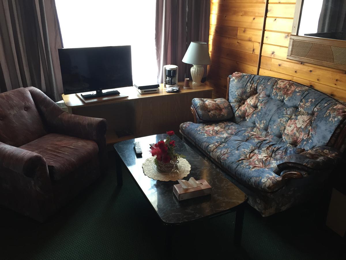 Falcon Lake Hotel Экстерьер фото