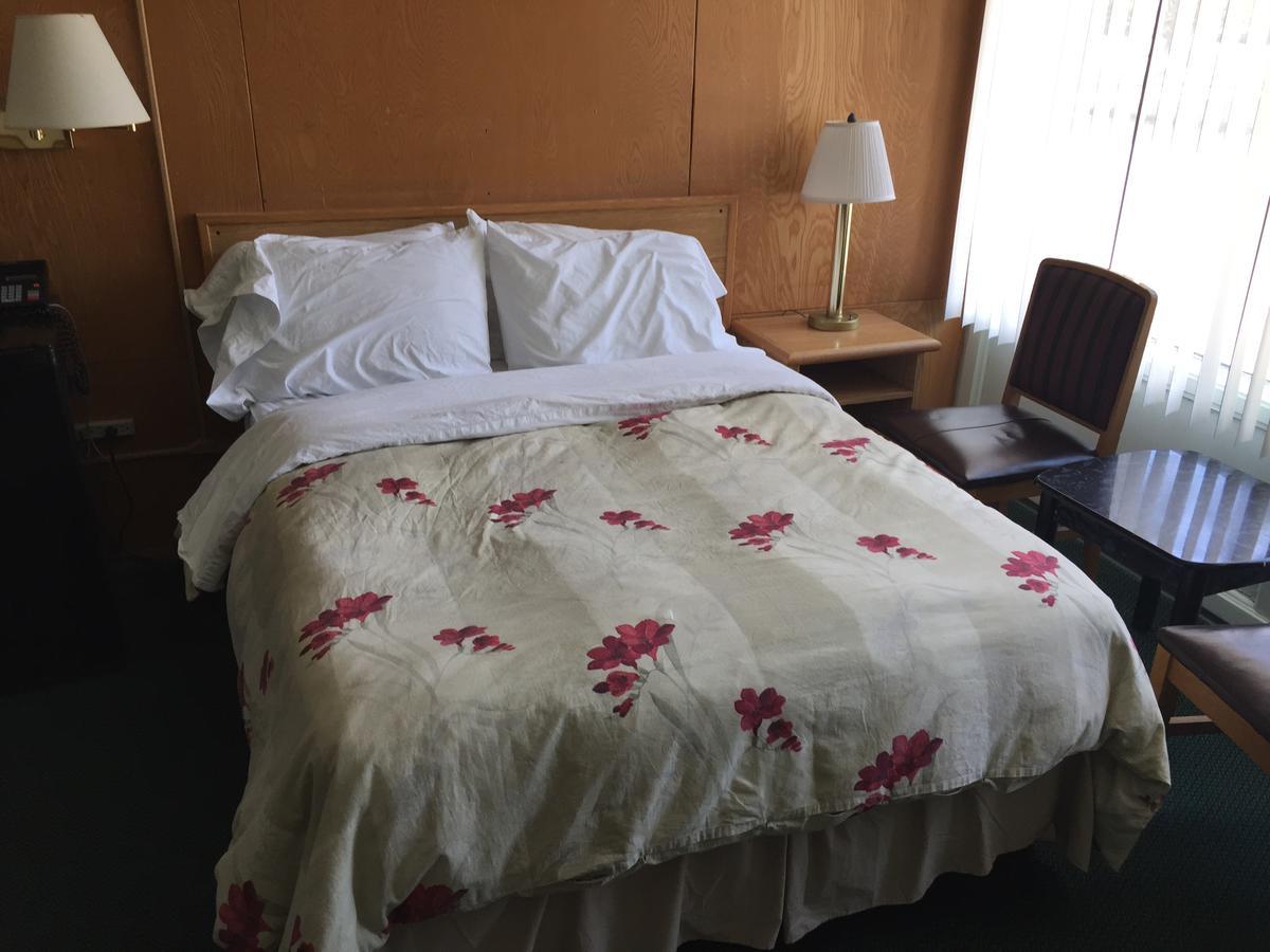 Falcon Lake Hotel Экстерьер фото