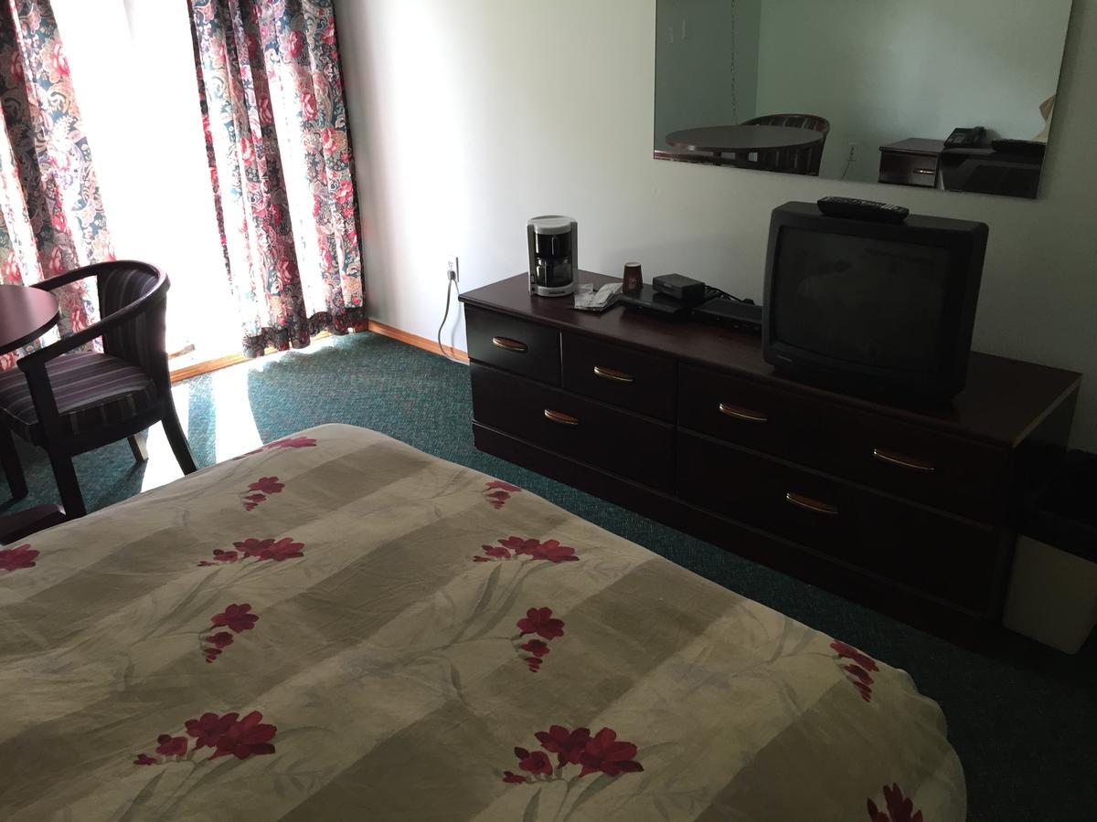 Falcon Lake Hotel Экстерьер фото