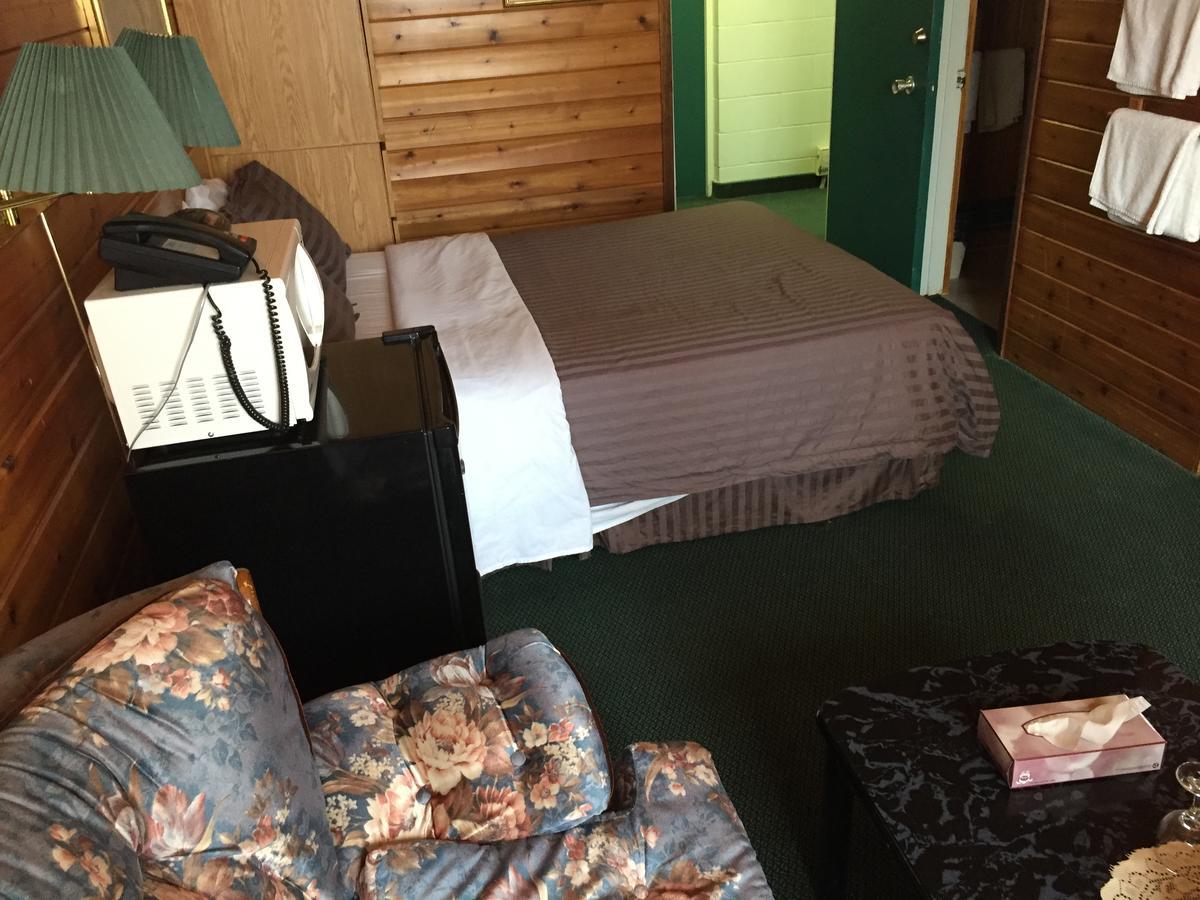 Falcon Lake Hotel Экстерьер фото