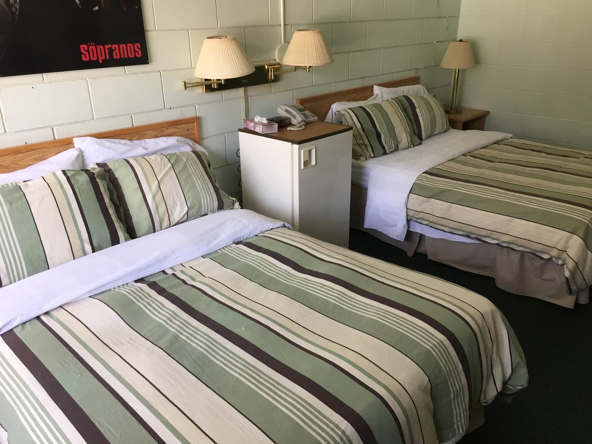 Falcon Lake Hotel Экстерьер фото