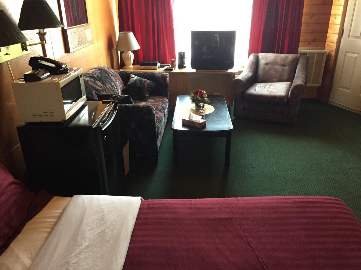 Falcon Lake Hotel Экстерьер фото