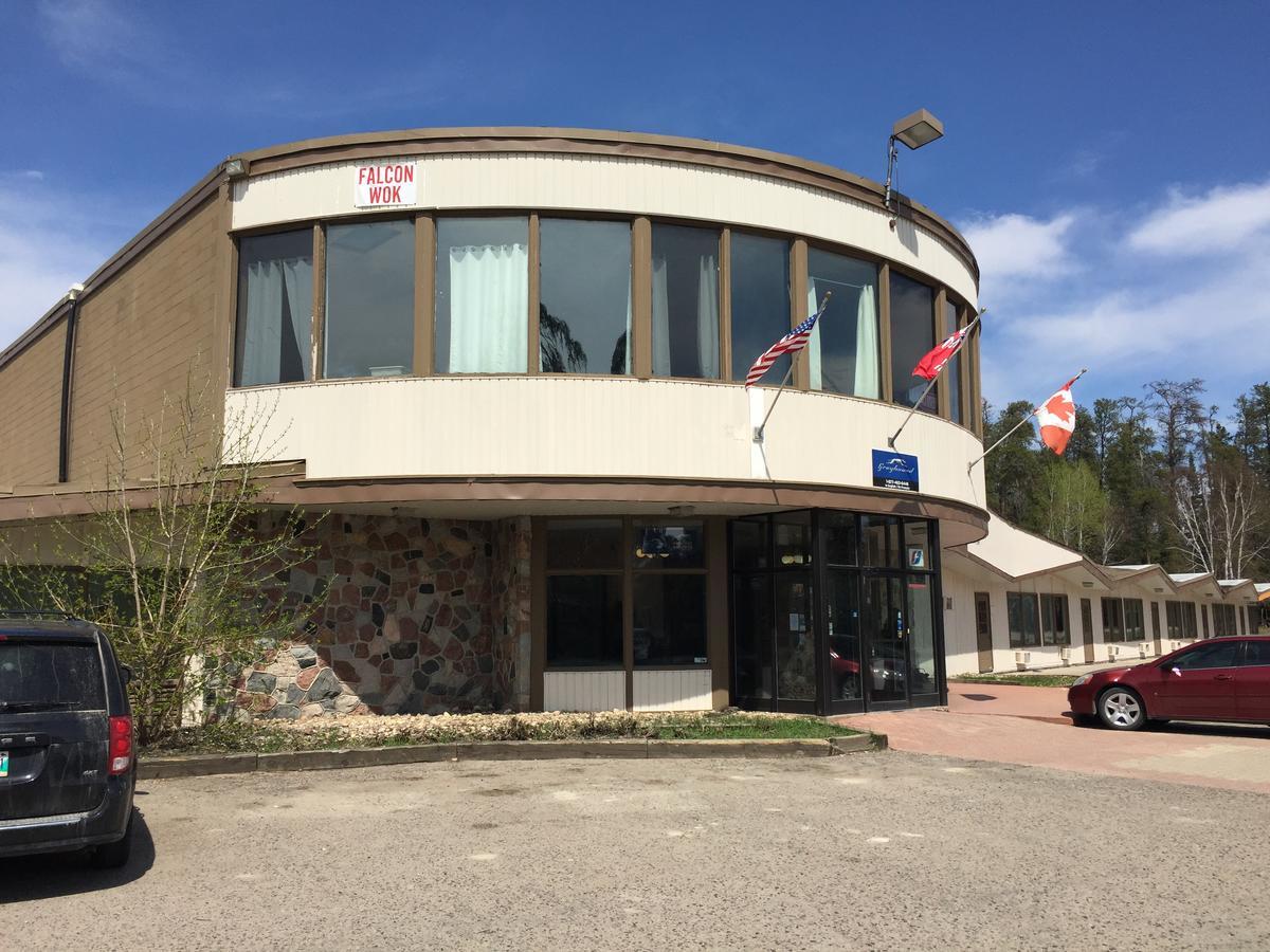 Falcon Lake Hotel Экстерьер фото