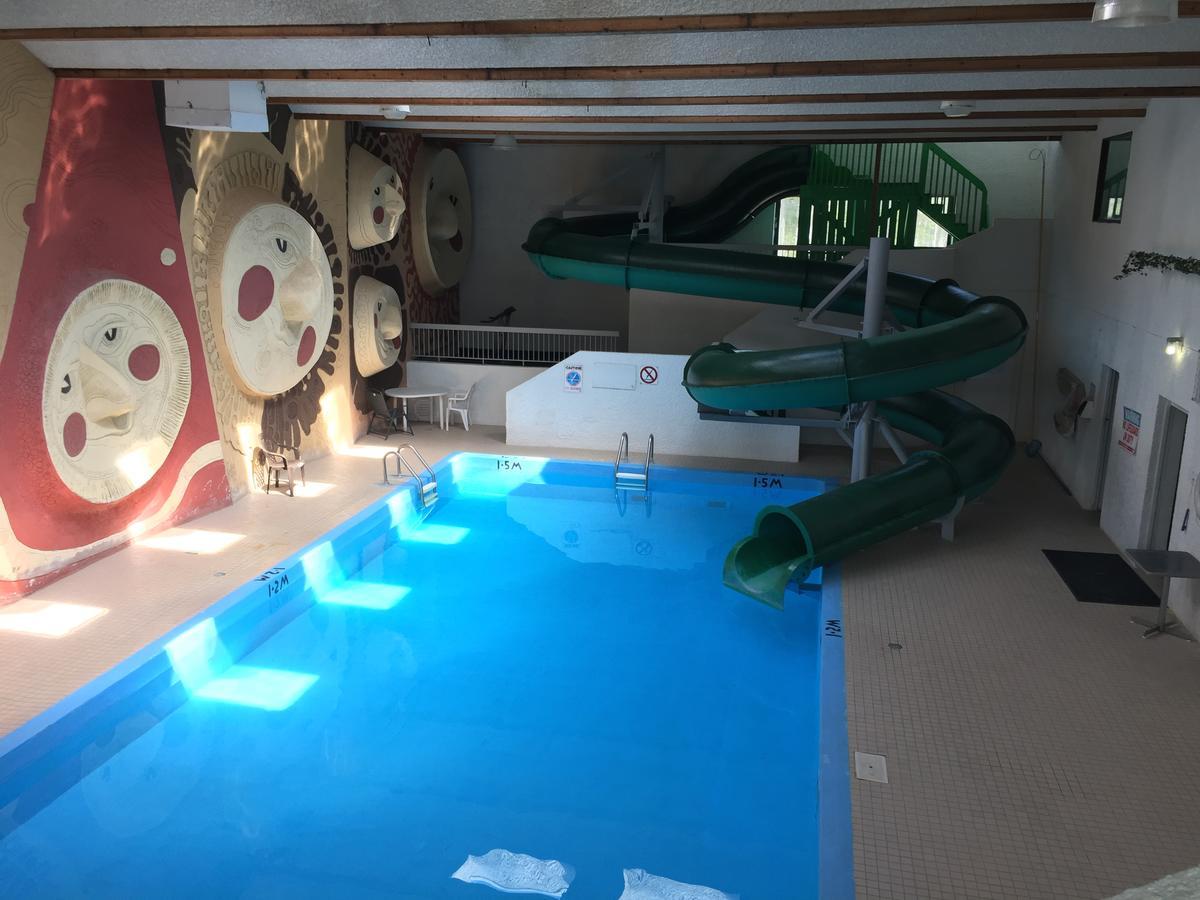 Falcon Lake Hotel Экстерьер фото