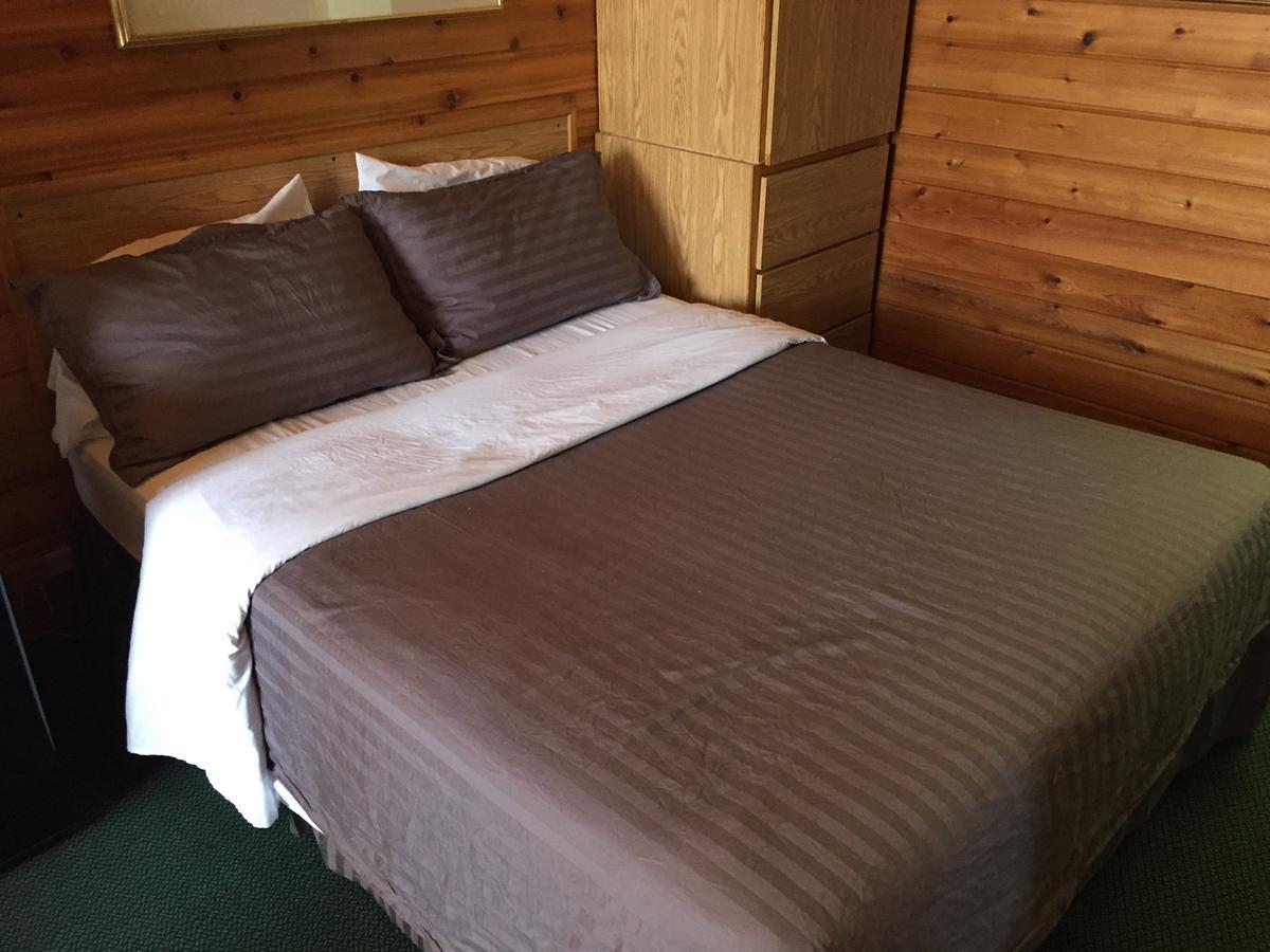 Falcon Lake Hotel Экстерьер фото